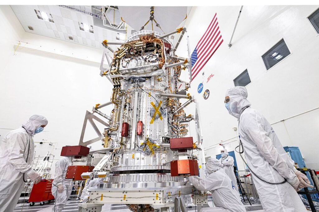 Sonda espacial em uma sala de montagem